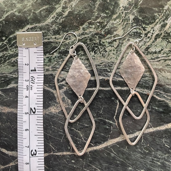 Hammered silver geometric earrings - Picture 4 of 4